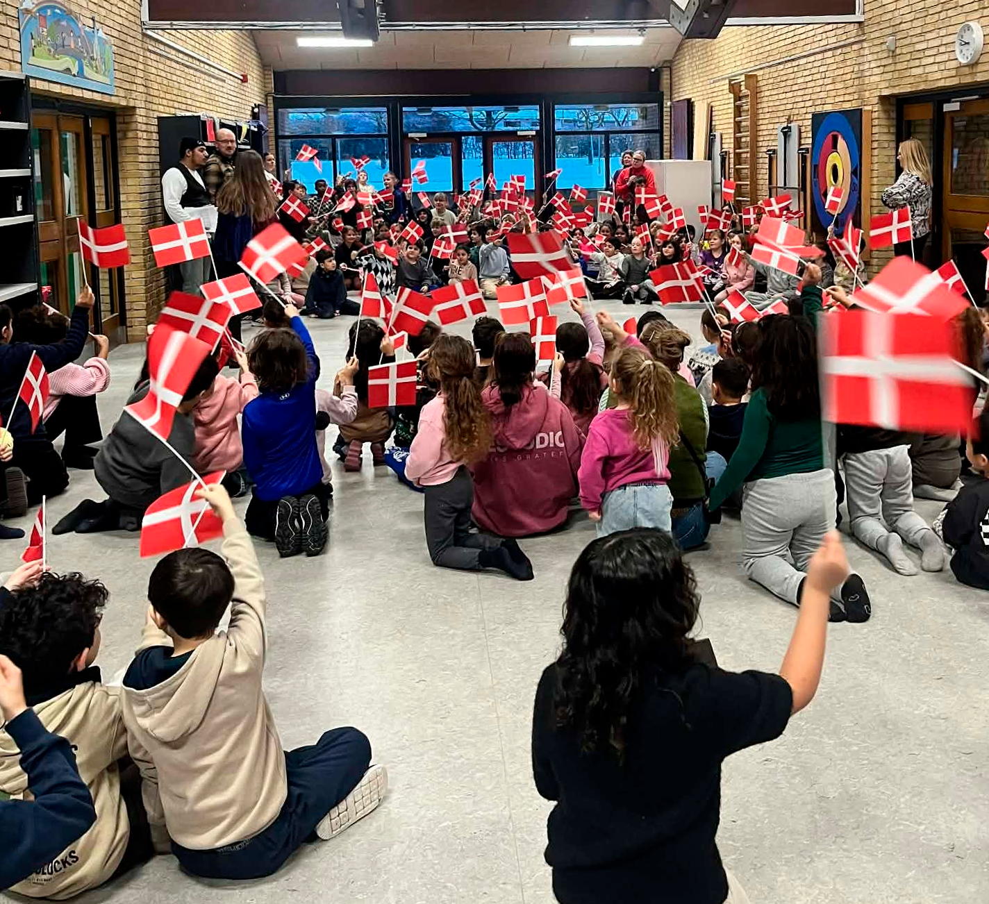 Første skoledag på Tilst Skole, en masse børn med danske flag