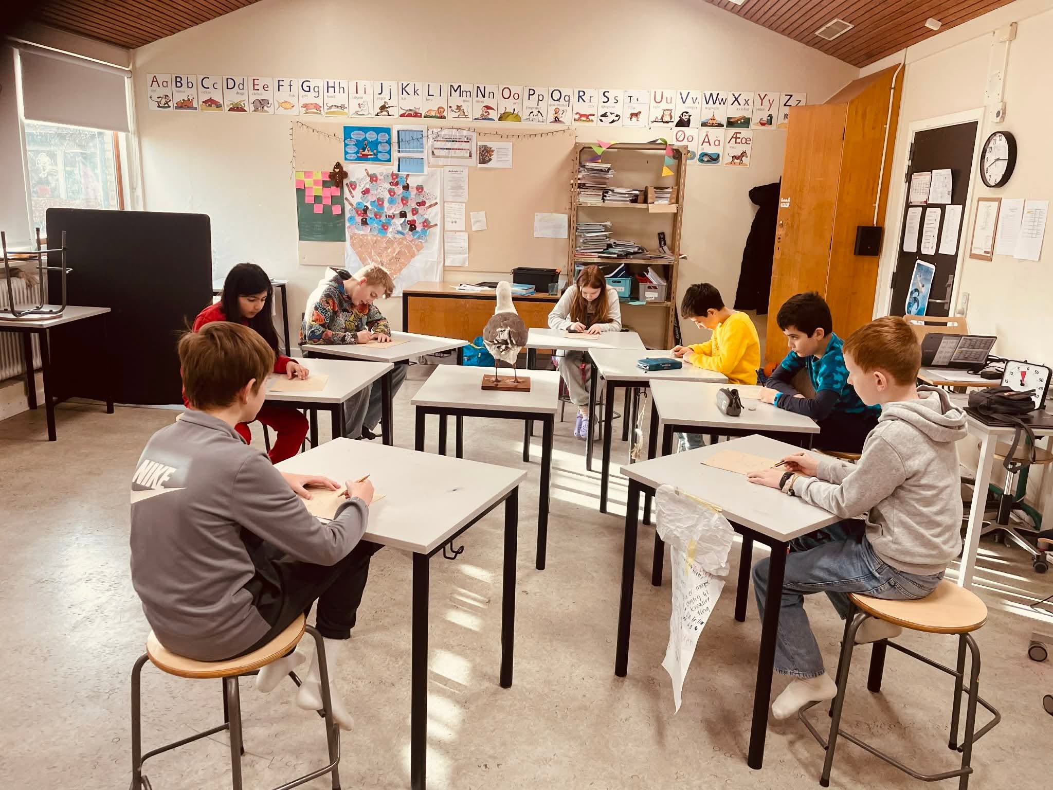 Elever på Tilst Skole tegner en måge