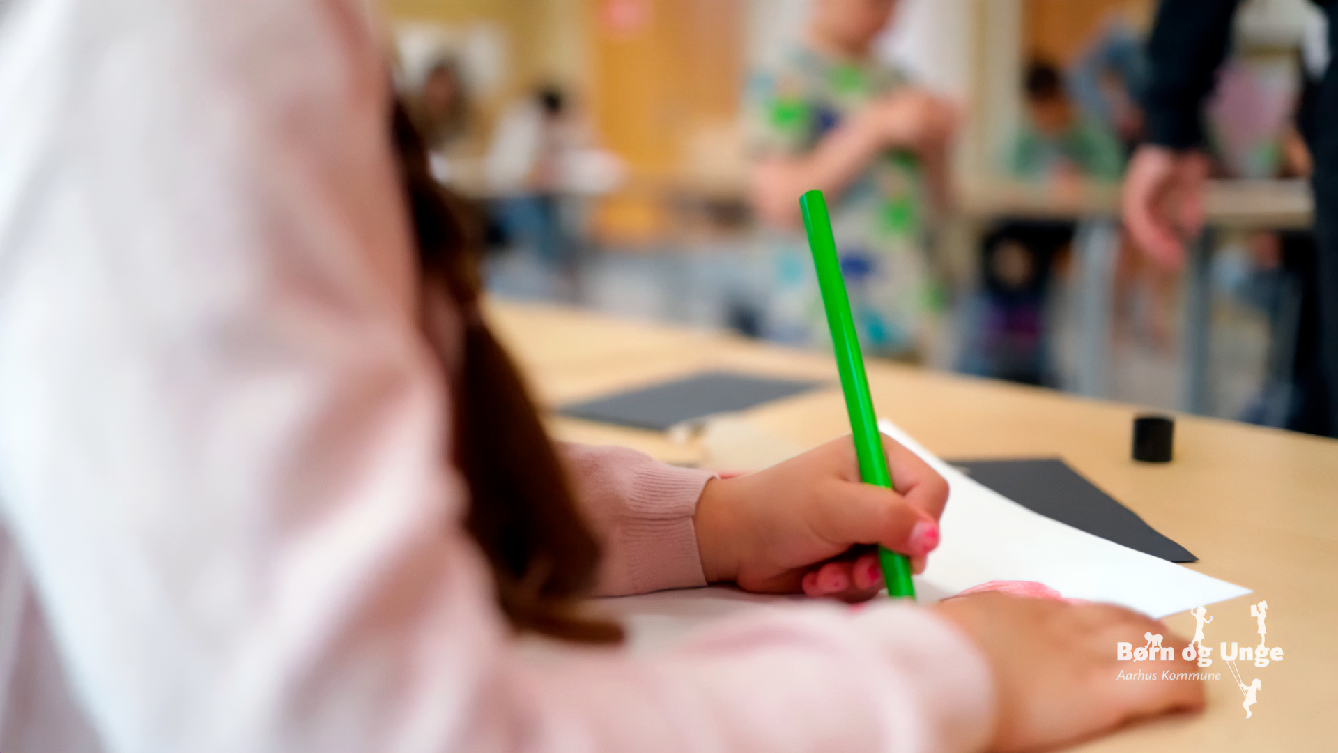 En elev med en grøn blyant på Tilst Skole