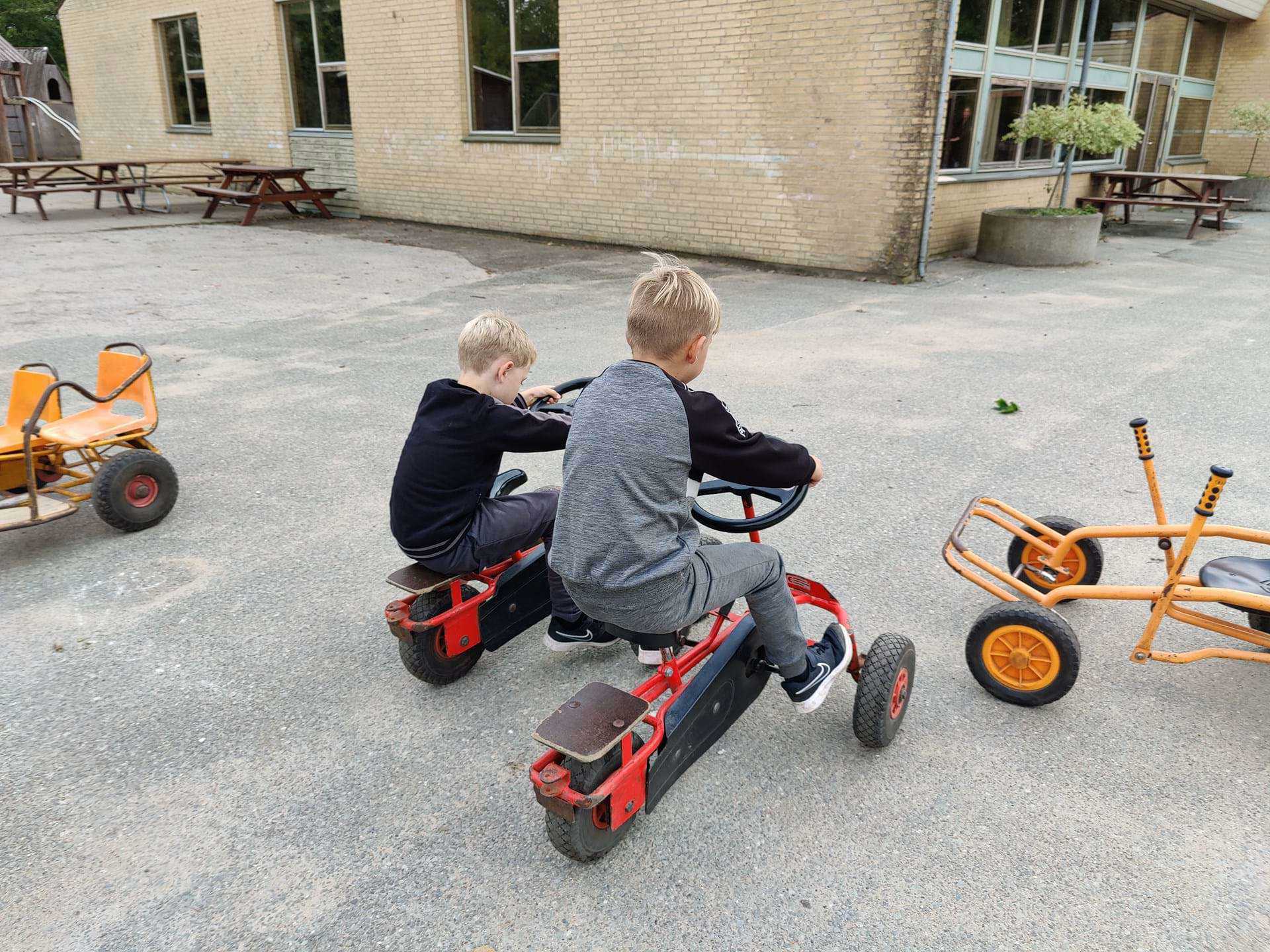 To drenge på trehjuler med sidevogn - Tilst Skoles SFO