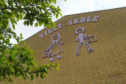 Tilst Skoles logo på gavlen