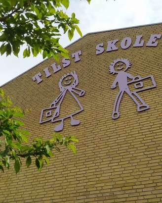 Tilst Skoles logo på gavlen