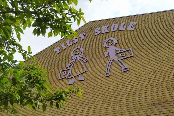 Tilst Skoles logo på gavlen