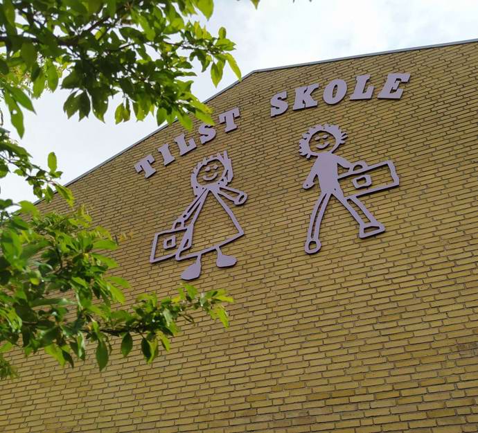 Tilst Skoles logo på gavlen