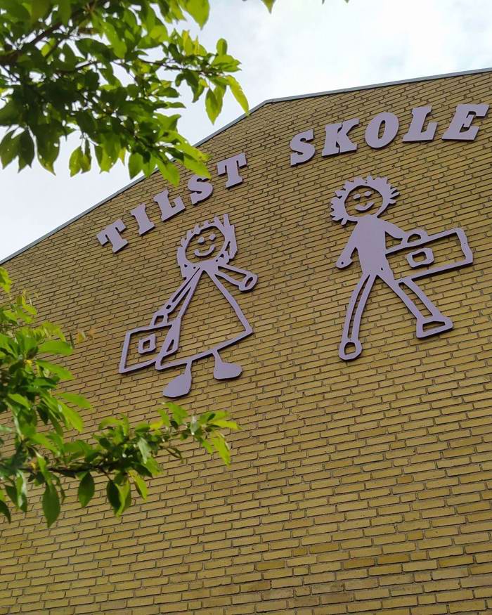 Tilst Skoles logo på gavlen
