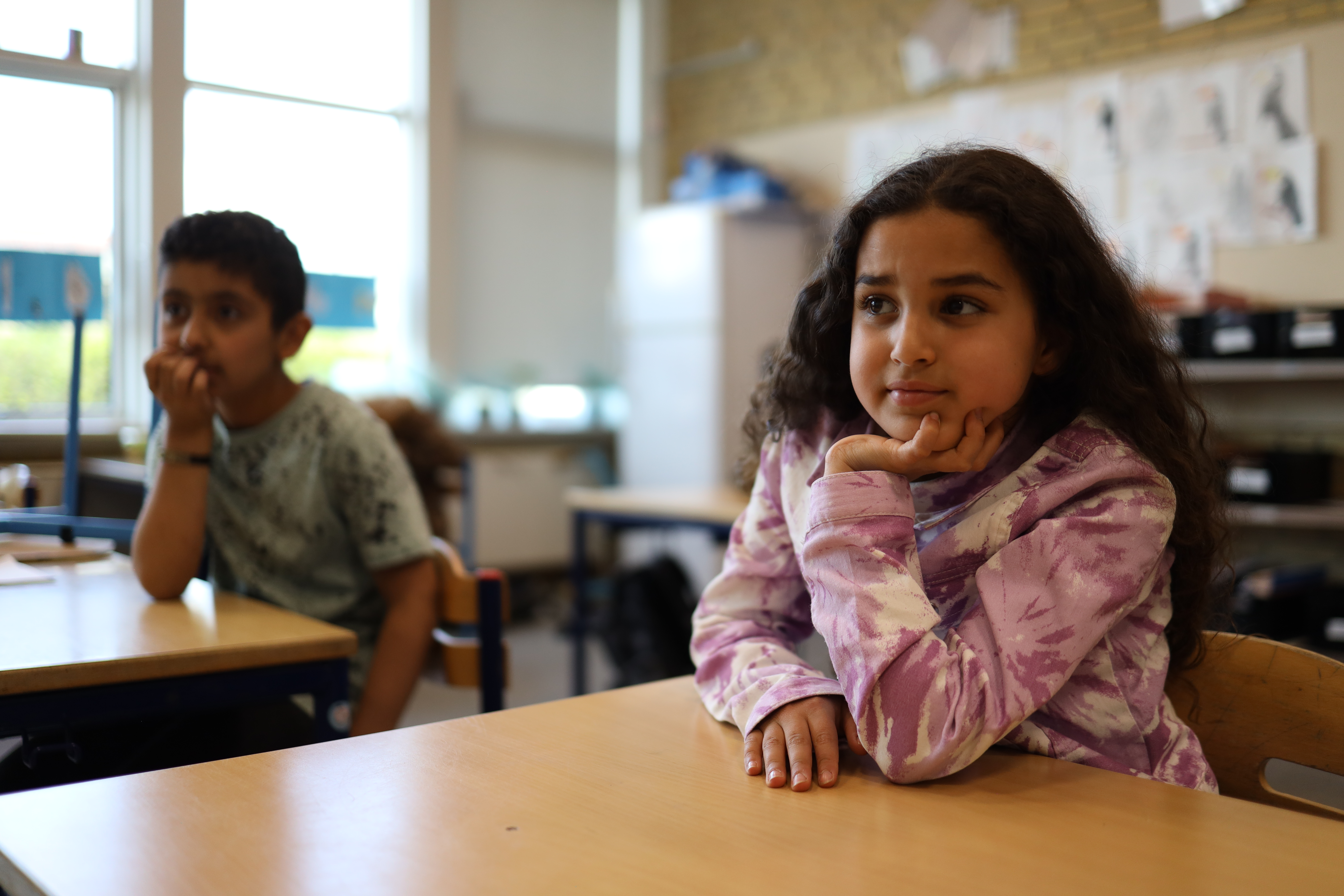 En elev på Tilst Skole lytter til undervisningen