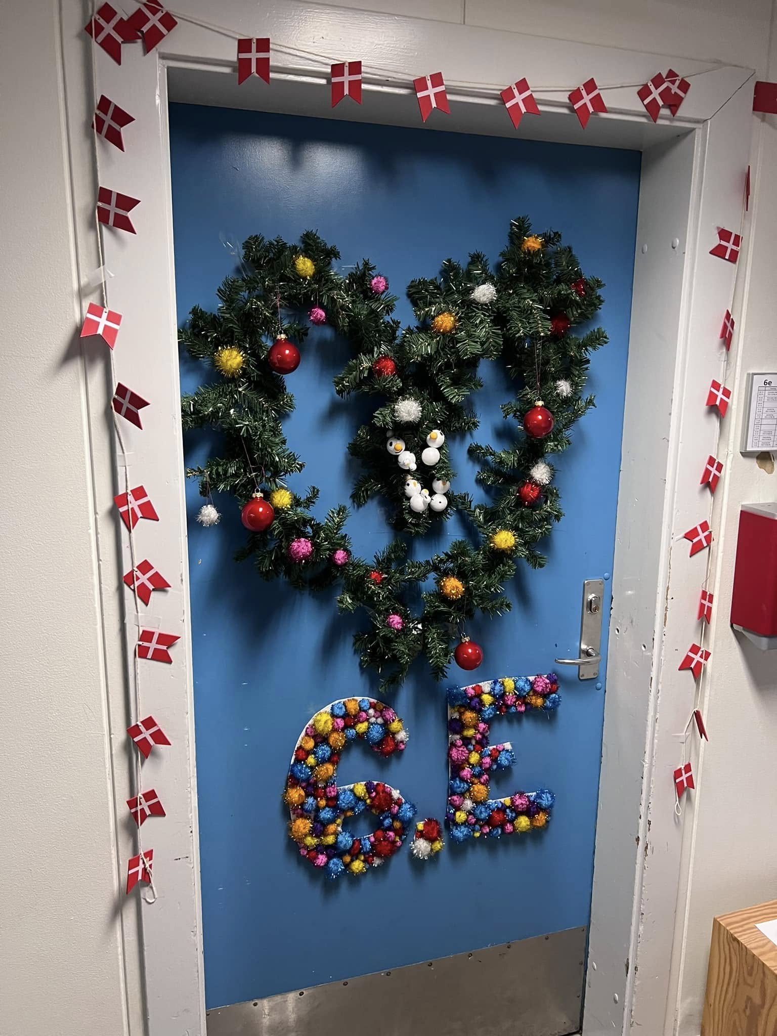 Juleudsmykning på en dør på Skjoldhøjskolen