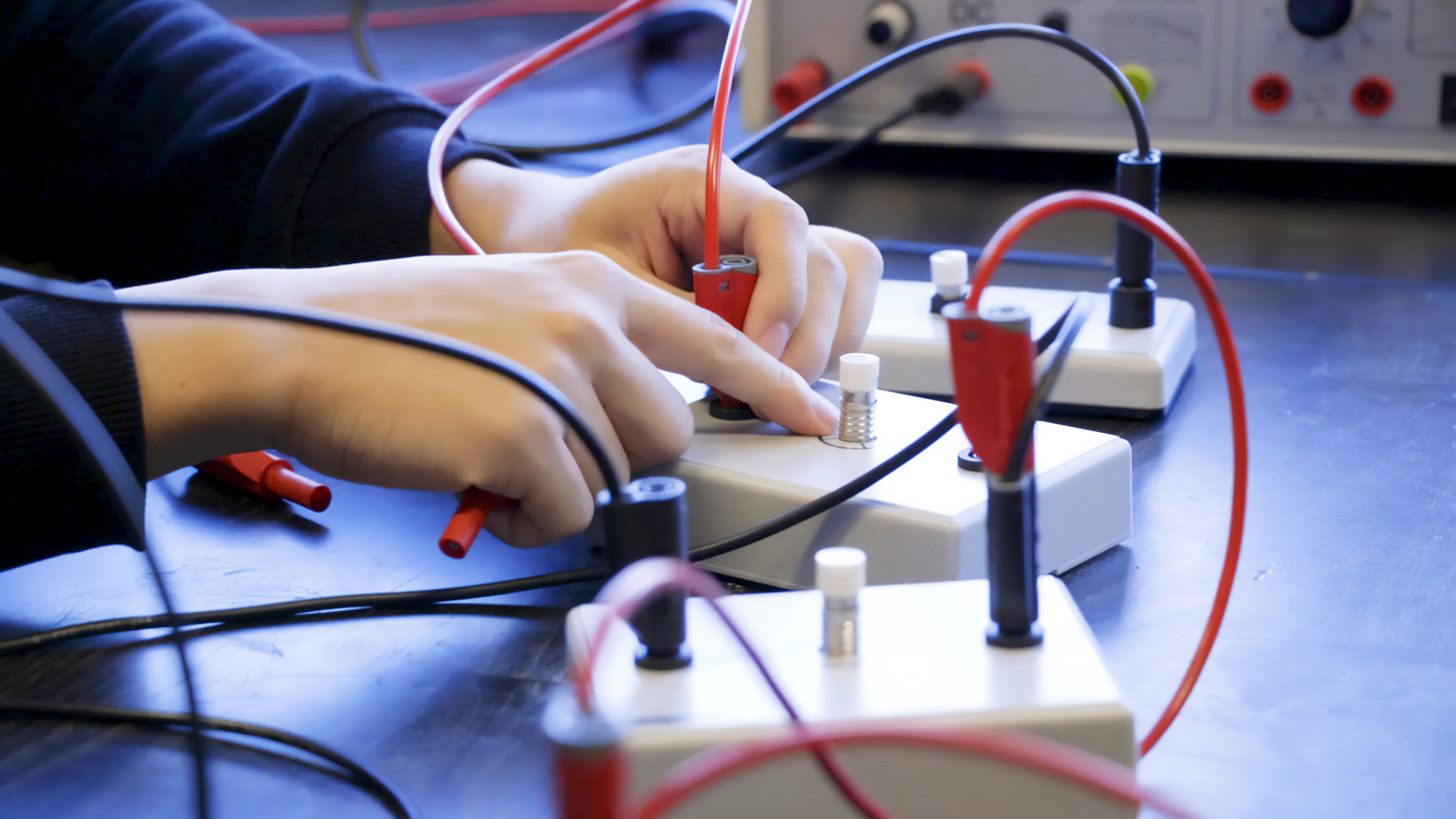 Forsøg med elektronik på Tilst Skole