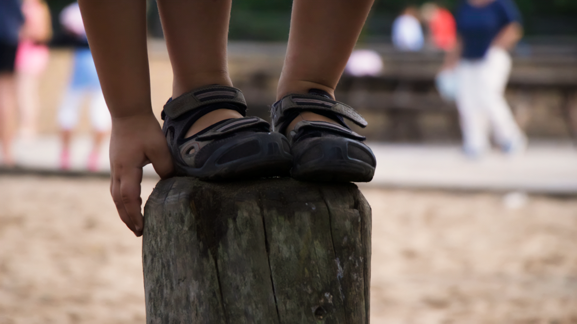 To fødder balancerer på en pæl i skolegården