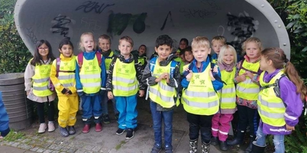 Skolebørn venter ved busstoppestedet
